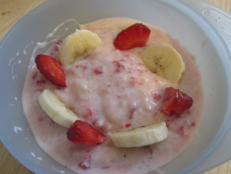 Jogurt z bananem i truskawkami (raczkujac.pl)