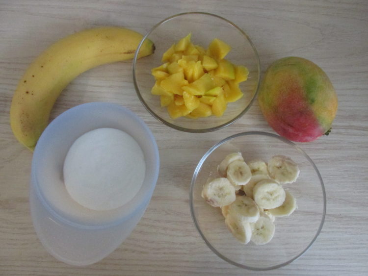 Jogurt z bananem i mango (raczkujac.pl)