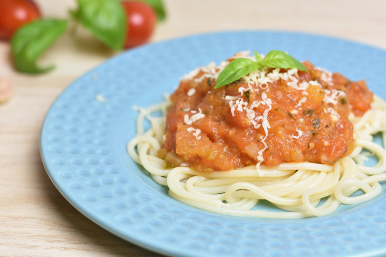 Spaghetti z sosem pomidorowym (raczkujac.pl)